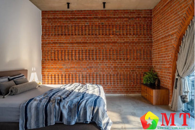 Vẫn là những mảng tường gạch được đưa vào cả không gian phòng ngủ